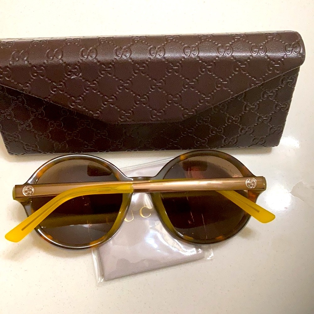 Gucci Polarized sunglasses brand new case and cleaning silk cloth. - Picture 7 of 8